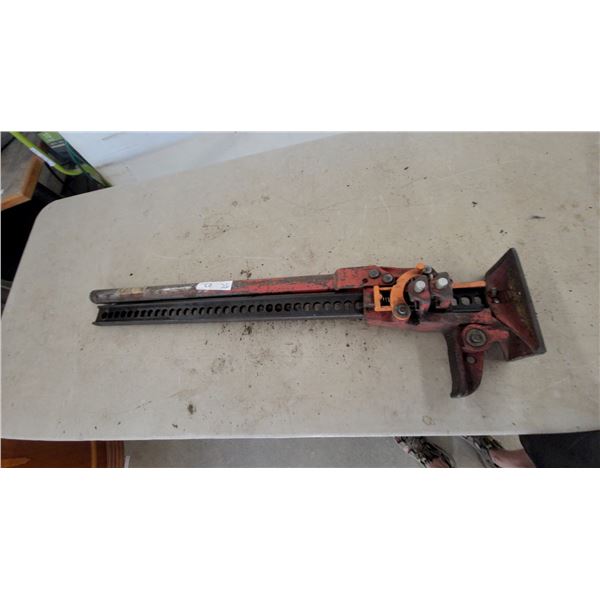 High-Lift Farm Jack with Ratcheting Mechanism