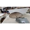 Image 2 : Vintage Cast Iron Counter Balance Scale with Large Metal Pan and Beam