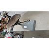 Image 4 : Vintage Cast Iron Counter Balance Scale with Large Metal Pan and Beam