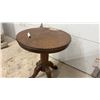 Image 5 : Antique Solid Oak Round Pedestal Parlor Table with Carved Claw Feet, 29 x 25 1/2", by Red Wing