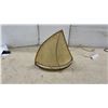 Image 3 : Mid-Century Modern Sail-Shaped Table Lamp with Fiberglass Shade and Brass Frame, 1950s, 12 1/2" H
