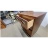 Image 5 : Mid-Century Modern 4 Drawer Chest of Drawers with Sculpted Pulls and Tapered Legs 42 x 34 x 18"