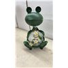 Image 2 : Metal Solar-Powered Bobblehead Frog Garden Statue with Crackle-Glass LED Sphere