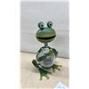 Image 3 : Metal Solar-Powered Bobblehead Frog Garden Statue with Crackle-Glass LED Sphere