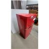 Image 2 : Frigidaire Mini Retro Two-Door Refrigerator with Top Freezer in Red 42 x 20 x 19"
