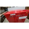 Image 3 : Frigidaire Mini Retro Two-Door Refrigerator with Top Freezer in Red 42 x 20 x 19"
