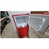 Image 5 : Frigidaire Mini Retro Two-Door Refrigerator with Top Freezer in Red 42 x 20 x 19"