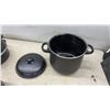 Image 2 : Oster Blender, Wooden Knife Block, Black Stockpot, Roasting Pan, Kettle, and More