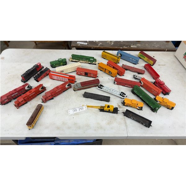HO Scale CP Rail EMD SD40-2 No. 5005 and Mehano GP38-2 No.