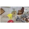 Image 5 : Vintage Kitchen Lot: Salter Scale, Kellogg's Corn Flakes Radio, Recipe Box, Bread Box, and More