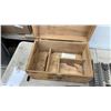 Image 6 : Clipper Belt Lacing Kit with Wooden Box, Mallet, Pliers, and More