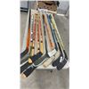 Image 1 : 10 Right Hockey Sticks: Sher-Wood, Easton Synergy HTX, Bauer Nexus N2700, Reebok 18K, and More