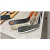 Image 8 : 10 Right Hockey Sticks: Sher-Wood, Easton Synergy HTX, Bauer Nexus N2700, Reebok 18K, and More