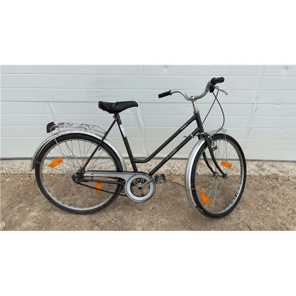 Svitzer Exclusiv 1 Step-Through Utility Bicycle with Rear Rack and Silver Fenders