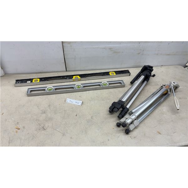 Two Levels 28, 36" and 2 Tripods