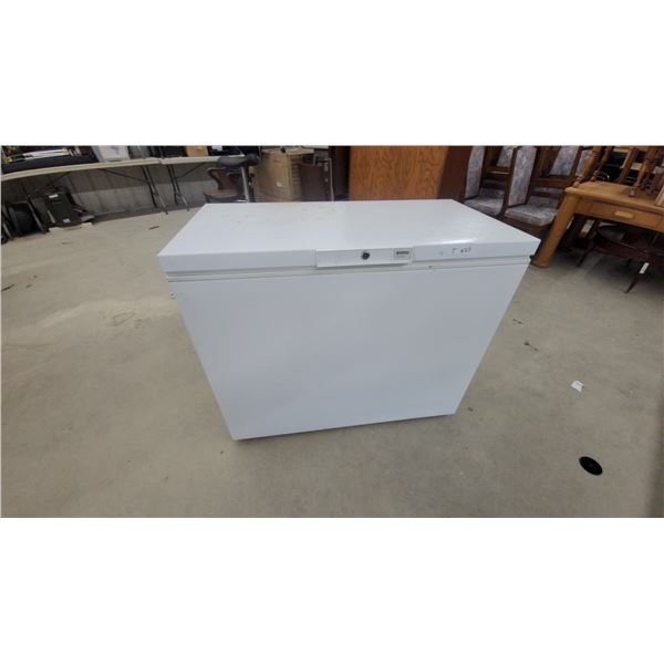 White Chest Freezer with Key Lock and Removable Wire Basket 35 x 42 x 22"