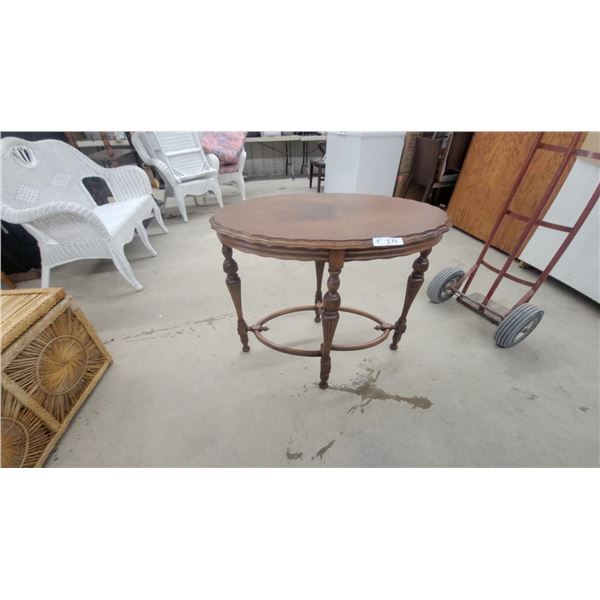 Vintage Round Wooden Accent Table with Scalloped Edge and Turned Legs with Circular Stretcher