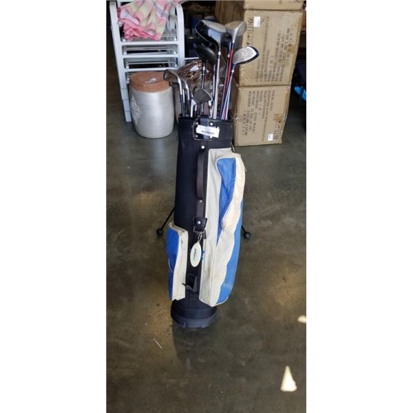 SET OF GOLF CLUBS IN BAG