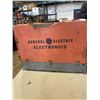 Image 1 : GENERAL ELECTRICS CASE FILLED WITH ELECTRIC TUBES