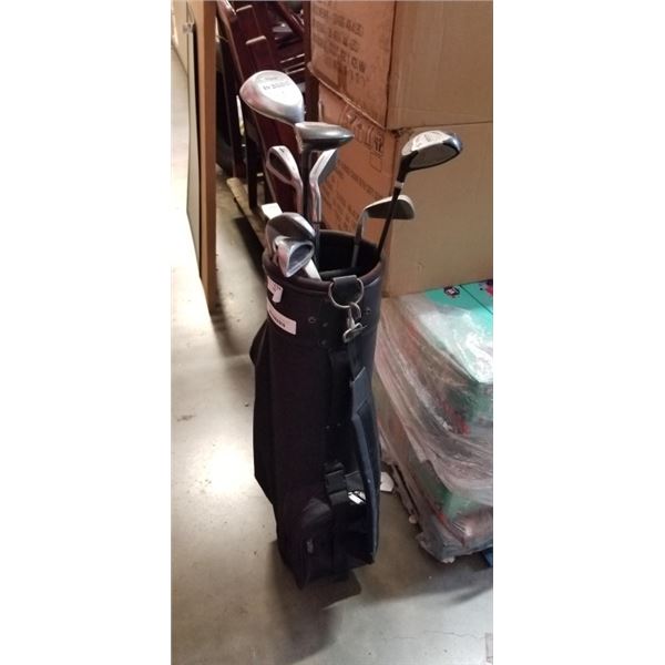SET OF ASSORTED GOLF CLUBS AND GOLF BAG