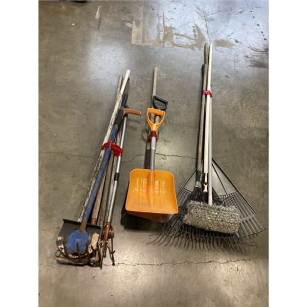 2 BUNDLES OF GARDEN TOOLS