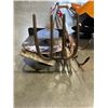 Image 2 : 2 BUNDLES OF GARDEN TOOLS