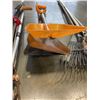 Image 3 : 2 BUNDLES OF GARDEN TOOLS
