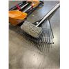 Image 4 : 2 BUNDLES OF GARDEN TOOLS