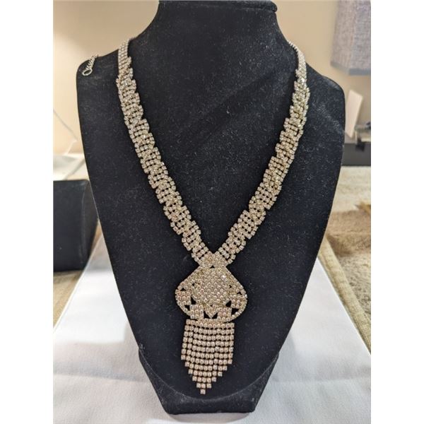 SILVER TONE W/ RHINESTONES NECKLACE