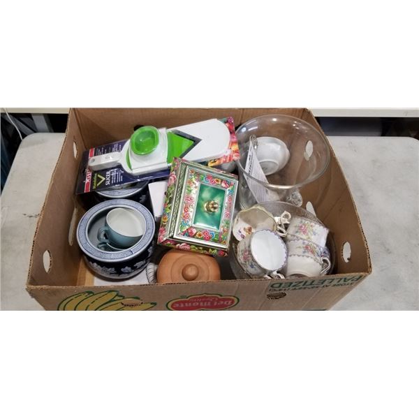 LOT OF HOUSEHOLD ITEMS INCLUDING HARRY VINCENT LIMITED BOX, STARFRIT MANDOLINE SLICER, THINK KITCHEN