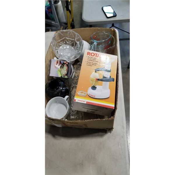 LOT OF VARIOUS KITCHEN DISHWARE INCLUDING 3 PYREX MEASURING CUPS, ROTATO POTATO PEELER, MULTI-GRATER