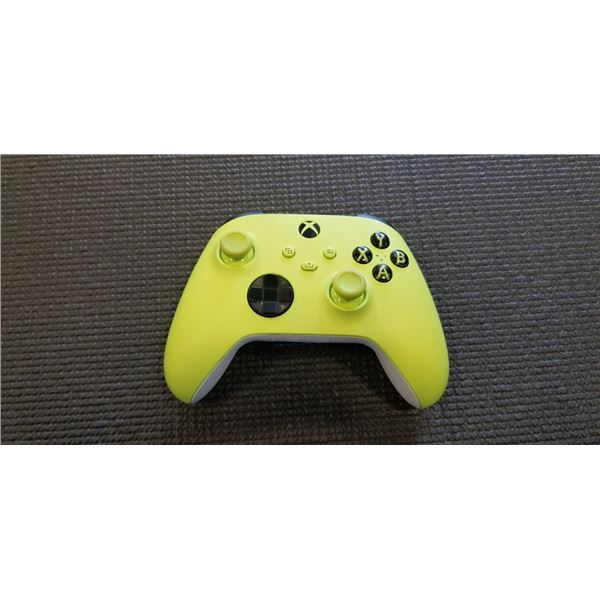 XBOX WIRELESS CONTROLLER - TESTED WORKING, RETAIL $74