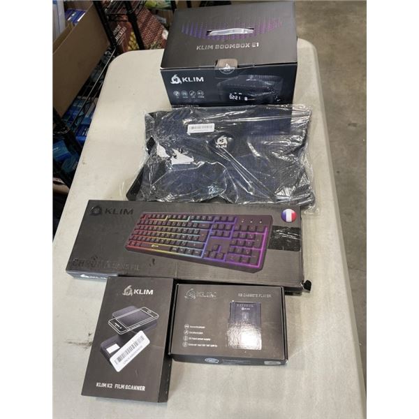LOT OF ASSORTED KILM ACCESSORIES FOR COMPUTERS INCLUDING BOOMBOXES AND KEYBOARDS