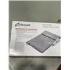 Image 3 : NEW ETERNAL LIVING HEATING PAD, AND AS NEW  ELECTRIC CAR BLANKET