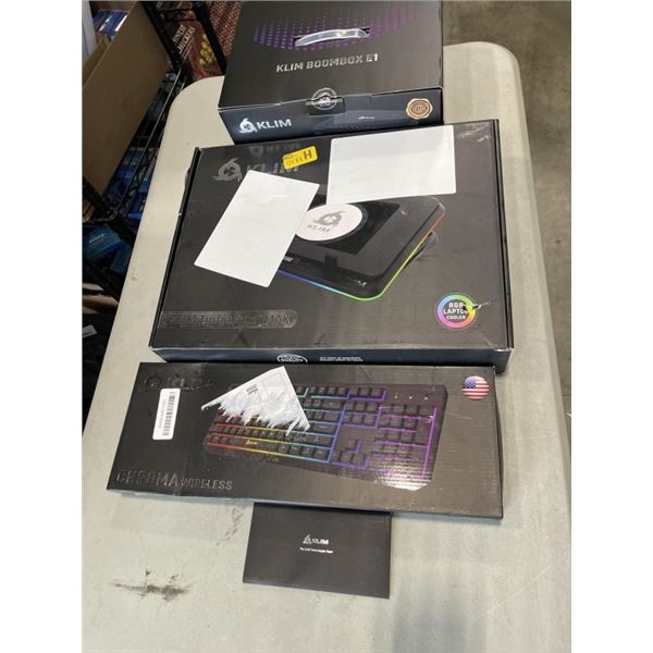 LOT OF ASSORTED KILM ACCESSORIES FOR COMPUTERS INCLUDING BOOMBOXES AND KEYBOARDS