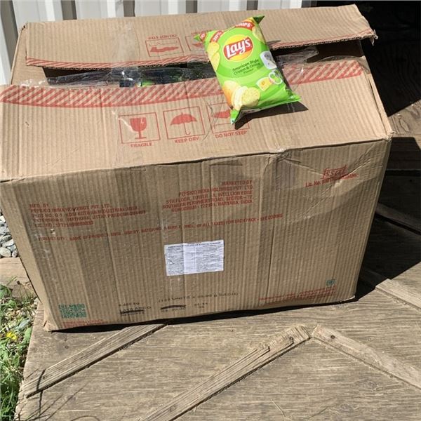 BOX OF LAYS CHIPS AMERICAN CREAM AND ONION 130 BAGS 48G BB 08/2026