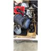 Image 2 : LOT OF BAGS AND TRAY OF BASKETS