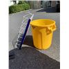 Image 2 : YELLOW BRUTE GARBAGE BIN AND ISLED RACK