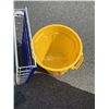 Image 3 : YELLOW BRUTE GARBAGE BIN AND ISLED RACK