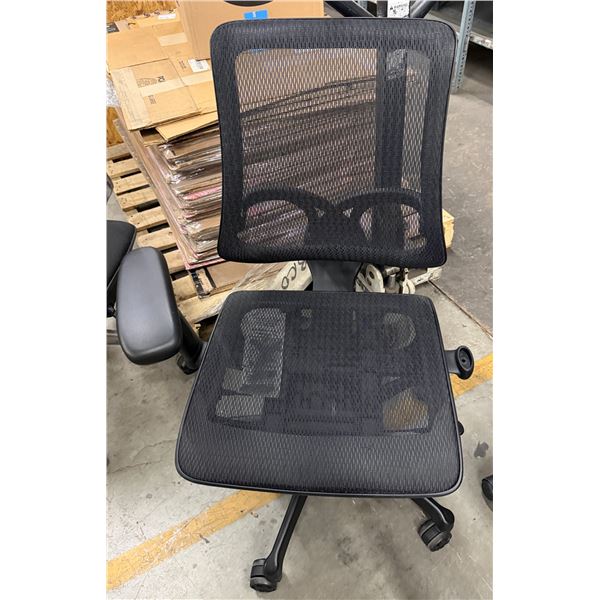 Black Mesh Back Office Armchair on Wheels (Missing 1 Arm)