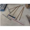 Image 1 : 3 Squeegees and Push Broom