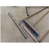 Image 3 : 3 Squeegees and Push Broom