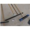 Image 3 : 3 Squeegees, Push Broom, and Extra Handle
