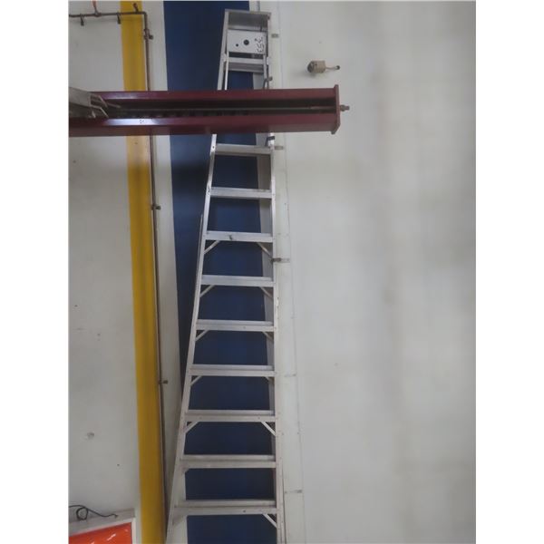 Aluminum Step Ladder, 12 Ft