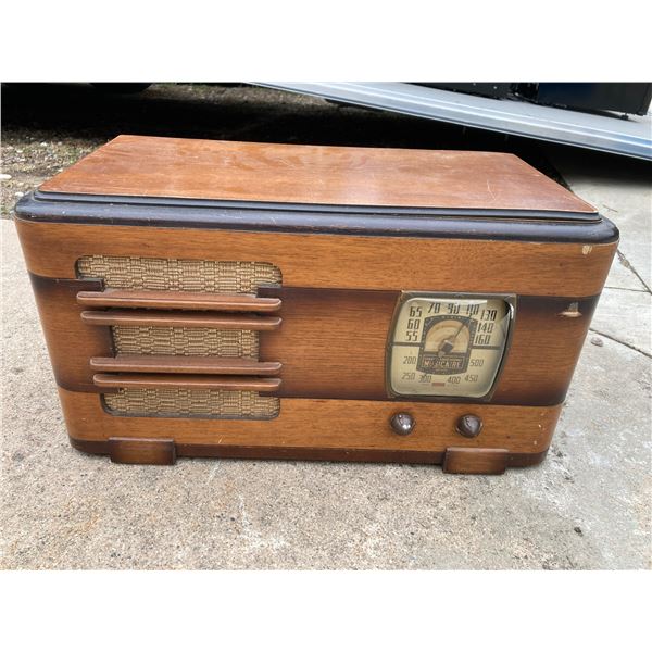 VINTAGE TABLETOP RADIO