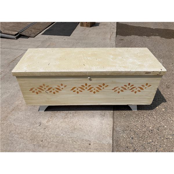 VINTAGE CEDAR HOPE CHEST BY CAVALIER