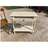 Image 3 : VINTAGE 1960S COTTAGE-STYLE SOLID MAPLE TWO-SEAT SETTEE BENCH AND CONSOLE SIDE TABLE