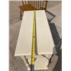 Image 4 : VINTAGE 1960S COTTAGE-STYLE SOLID MAPLE TWO-SEAT SETTEE BENCH AND CONSOLE SIDE TABLE