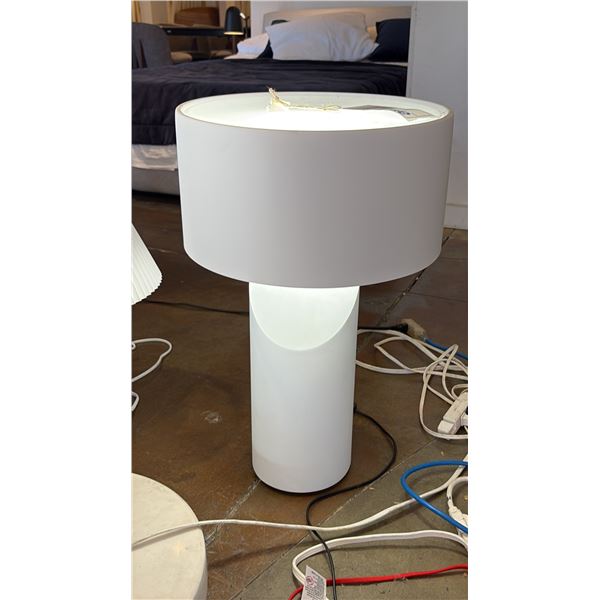 NATUZZI ITALIA DESIGNER TABLE LAMP. RETAIL $2350. 25" HIGH