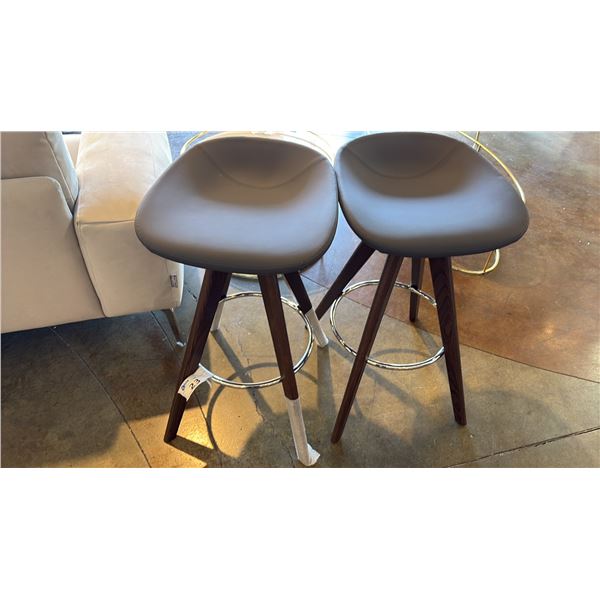 PAIR OF CALLIGARIS BACKLESS CONTOURED SEAT STOOLS. SLATE COLOR LEATHER AND WOOD LEGS.
